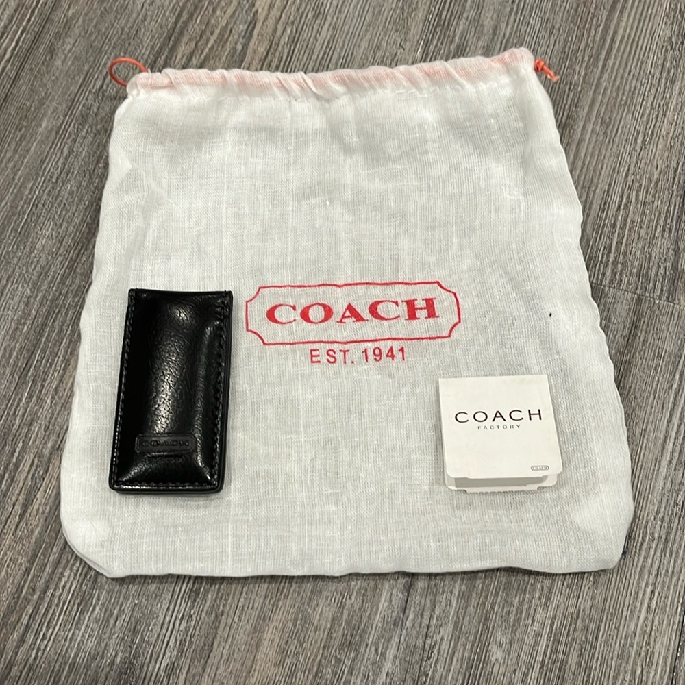 🌺 NWT Coach leather magnetic money clip. Dust bag included